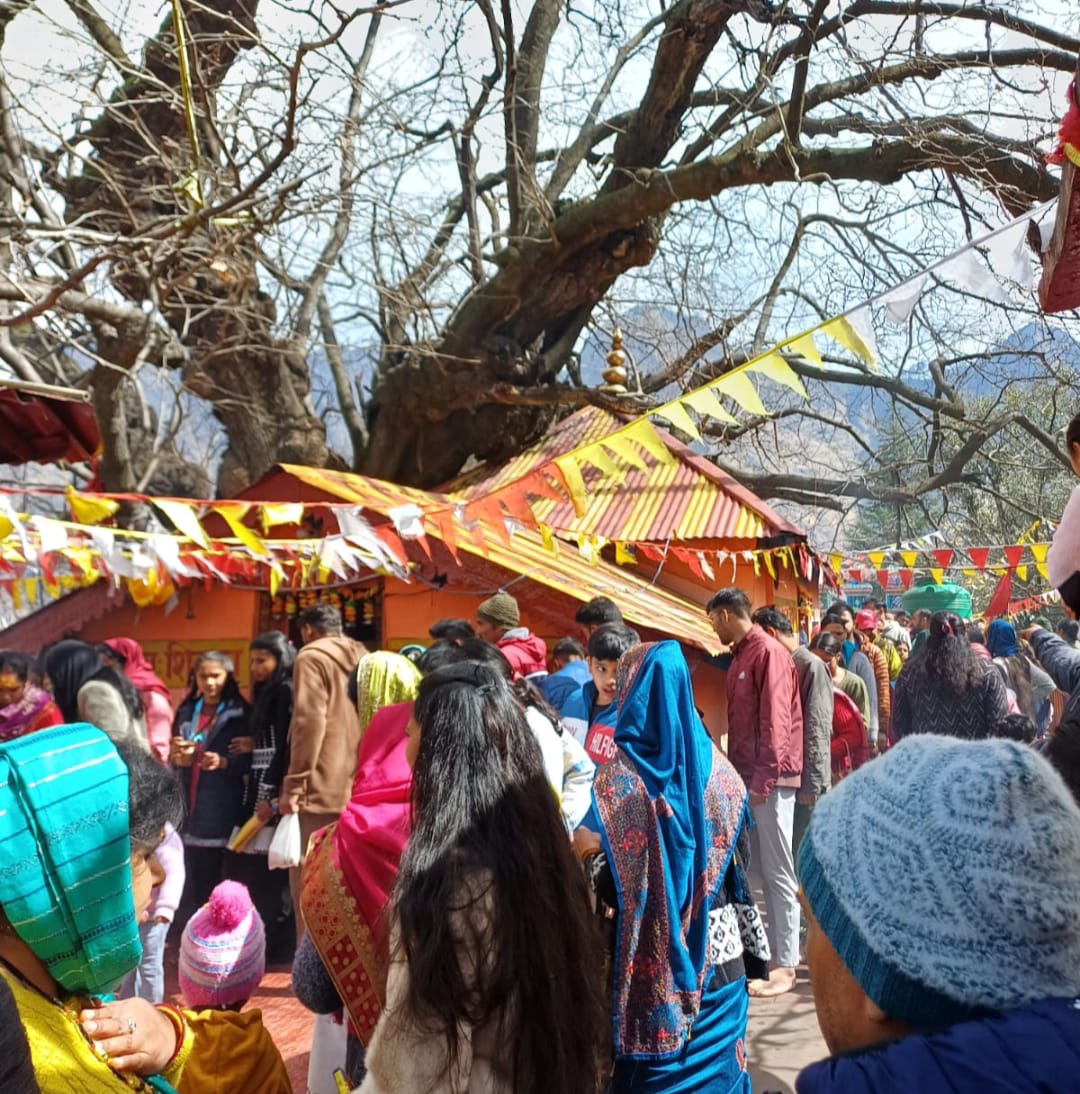 शिवरात्रि के पर्व पर भक्तो ने किया ज्योतेश्वर महादेव मंदिर में जलाभिषेक