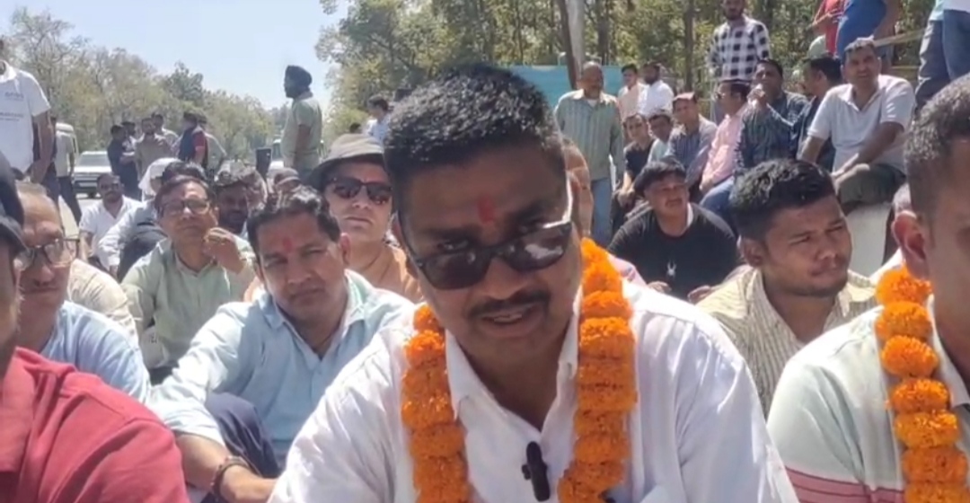 लच्छी वाला टोल प्लाजा पर कांग्रेस और राष्ट्रवादी रीजनल पार्टी का हल्ला बोल किया प्रदर्शन
