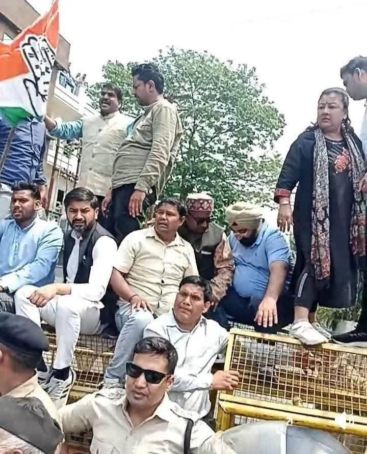 नेशनल हेराल्ड मामले में कांग्रेस का ई डी दफ़्तर घेराव पुलिस ने प्रदर्शनकरियो को हिरासत में लिया