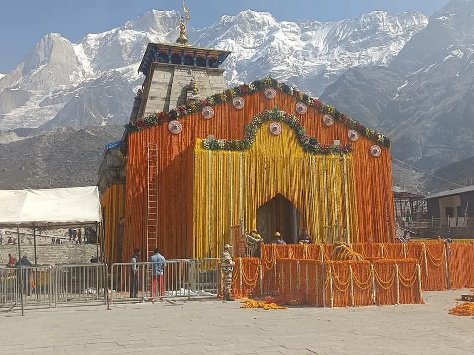 बाबा केदार के मंदिर कों 108 क्विंटल फूलों से सजाया