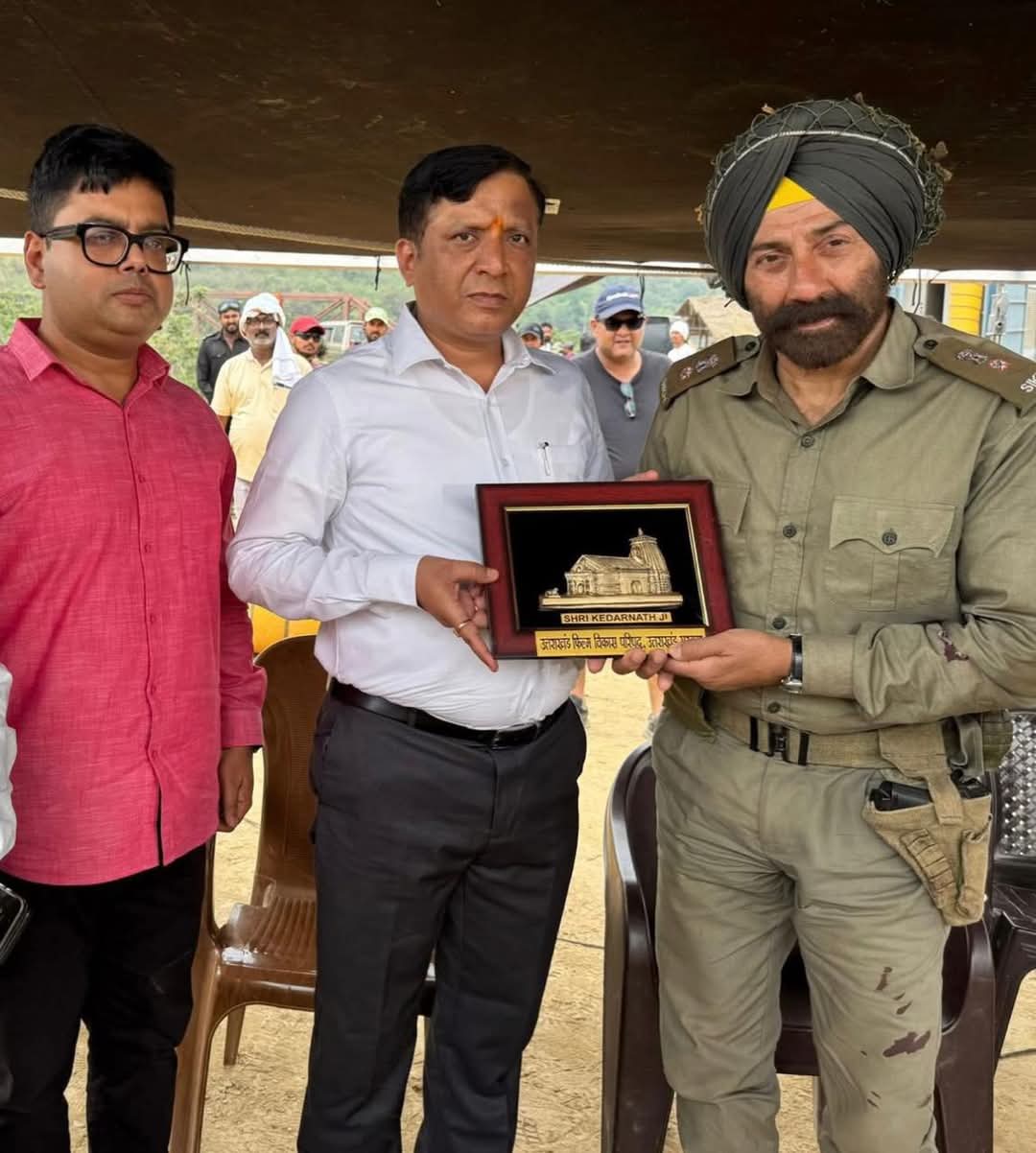 बॉर्डर 2 के सेट पर सनी देओल जी और निर्देशक अनुराग सिंह  से मिले उत्तराखंड फिल्म विकास परिषद के सीईओ वंशीधर तिवारी