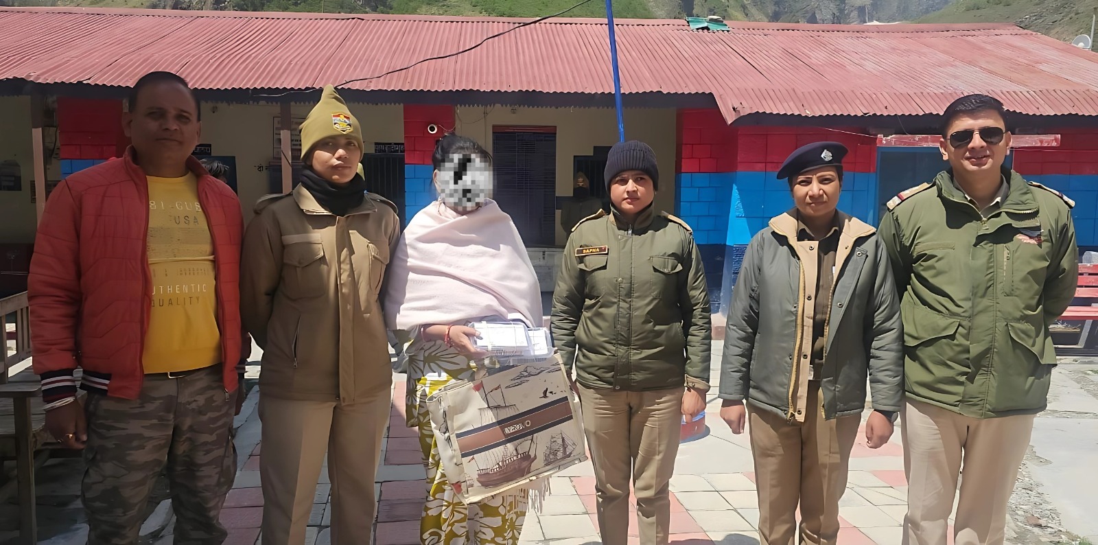 कुंड के पास तीर्थयात्रियों से चोरी करने वाली पॉकेटमार “बेबी” गिरफ्तार, हजारों की नकदी और 10 पर्स बरामद