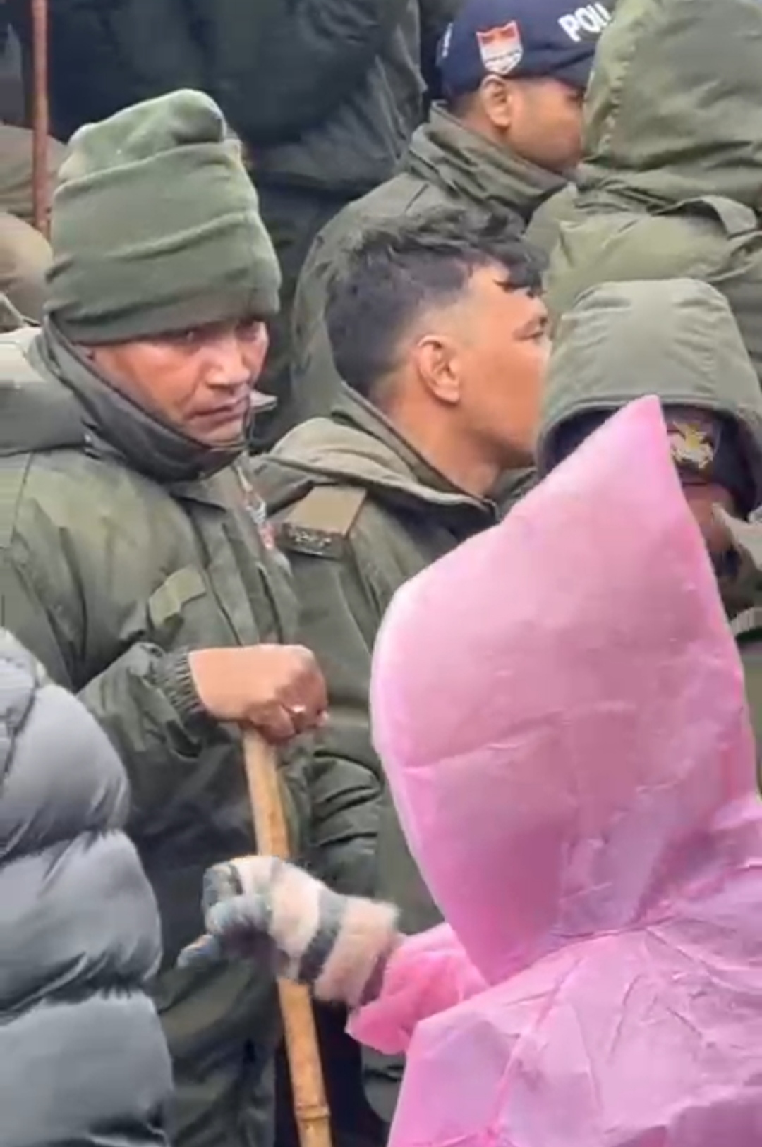 हेली स्टाफ कर्मी की पुलिस कर्मी के साथ विवाद में एक हेली स्टॉफ कर्मी और दो पुलिस कर्मी घायल
