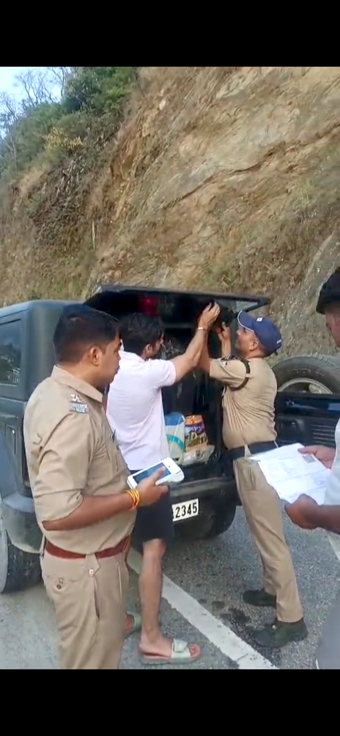 यूपी के युवक की थार से हटवाई काली फिल्म, पुलिस ने लगाया 1500 रूपये का लगाया जुर्माना