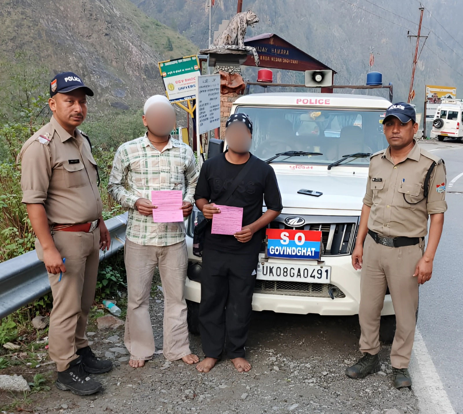 चेतावनी के बावजूद अलकनंदा के तेज बहाव के पास सेल्फी ले रहे दो युवक पर पुलिस की चालानी कार्यवाही
