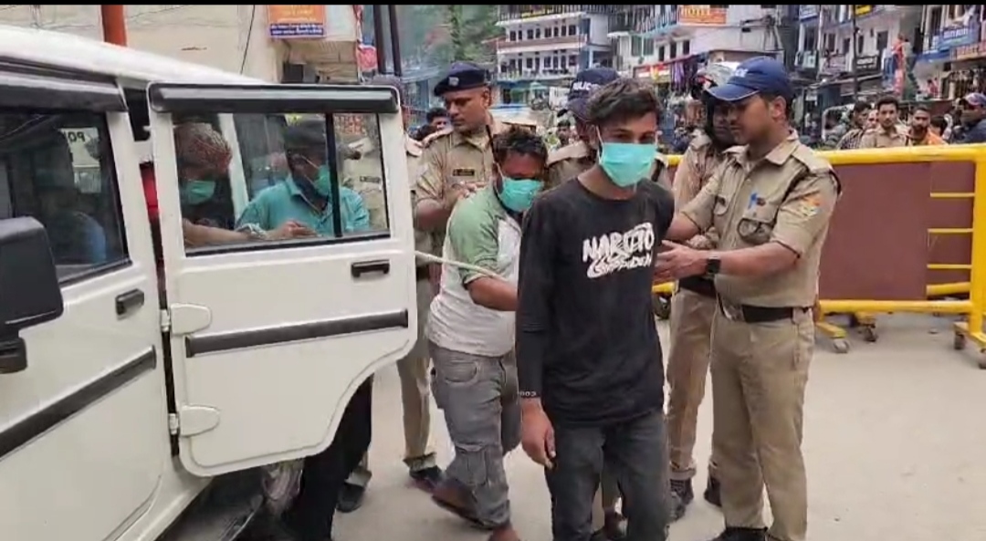 सीतापुर पार्किंग में हुई मारपीट की घटना के वायरल वीडियो का संज्ञान लेकर रुद्रप्रयाग पुलिस ने किया मुकदमा दर्ज  मारपीट की घटना में सम्मिलित 5 अभियुक्तों को किया  गिरफ्तार