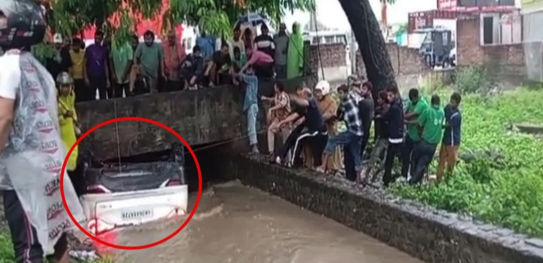 नहर में गिरी कार बच्चे समेत चार लोगों की मौत