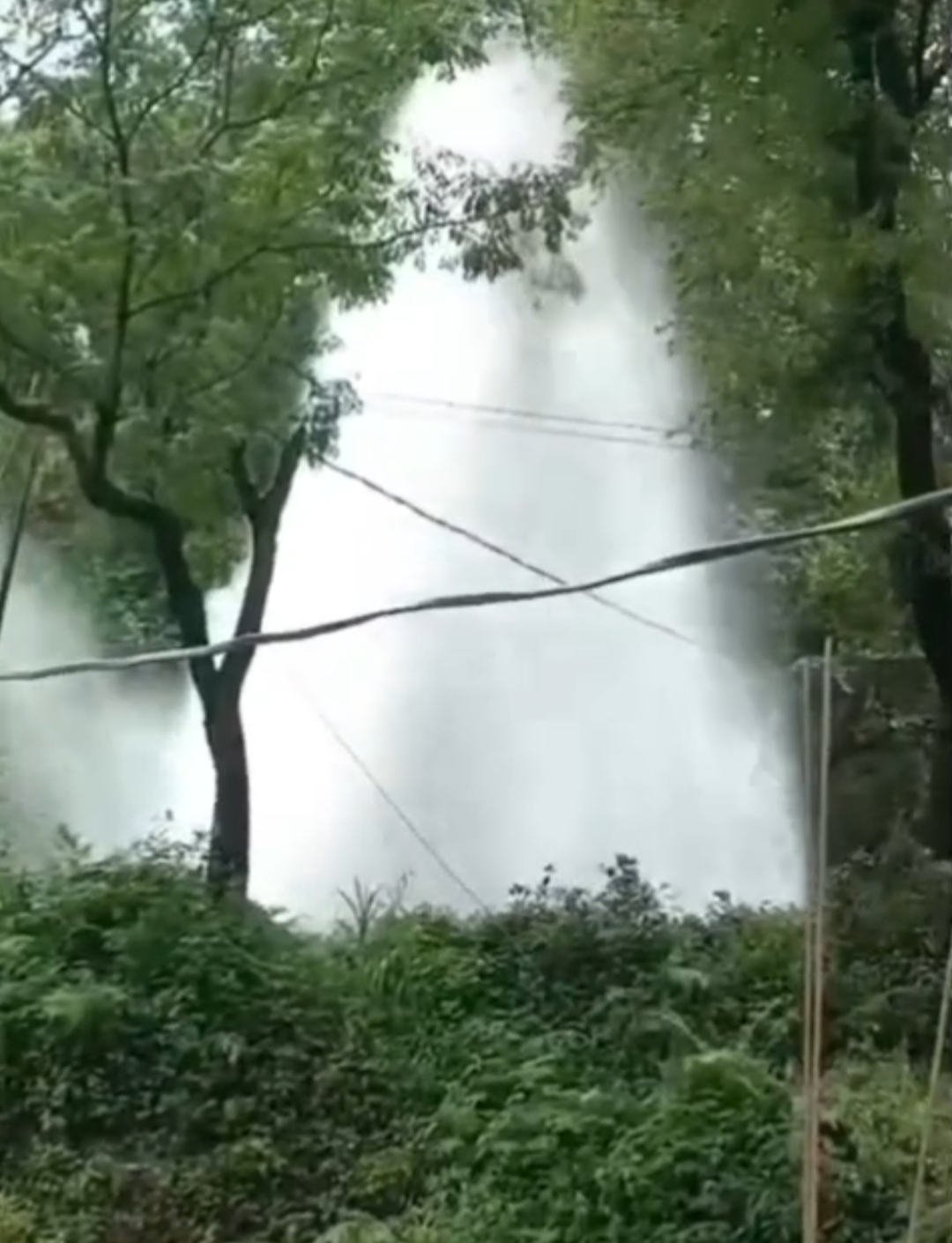 मंडल में अमृत गंगा पेयजल लाइन टूटने से घरों में घुसा पानी  ,वाहनों के साथ लोगों को भी बना खतरा