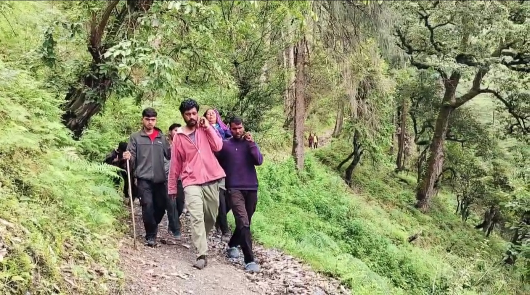 सड़क के अभाव में 6 किमी डांडी कांडी के सहारे बुजुर्ग महिलाओं सड़क तक पहुंचा को पहुंचा