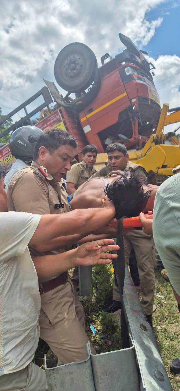 टिहरी गढ़वाल में बड़ा हादसा   कांवड़ियों के ले जा रहा ट्रक दुर्घटनाग्रस्त 15 कांवड़िये घायल