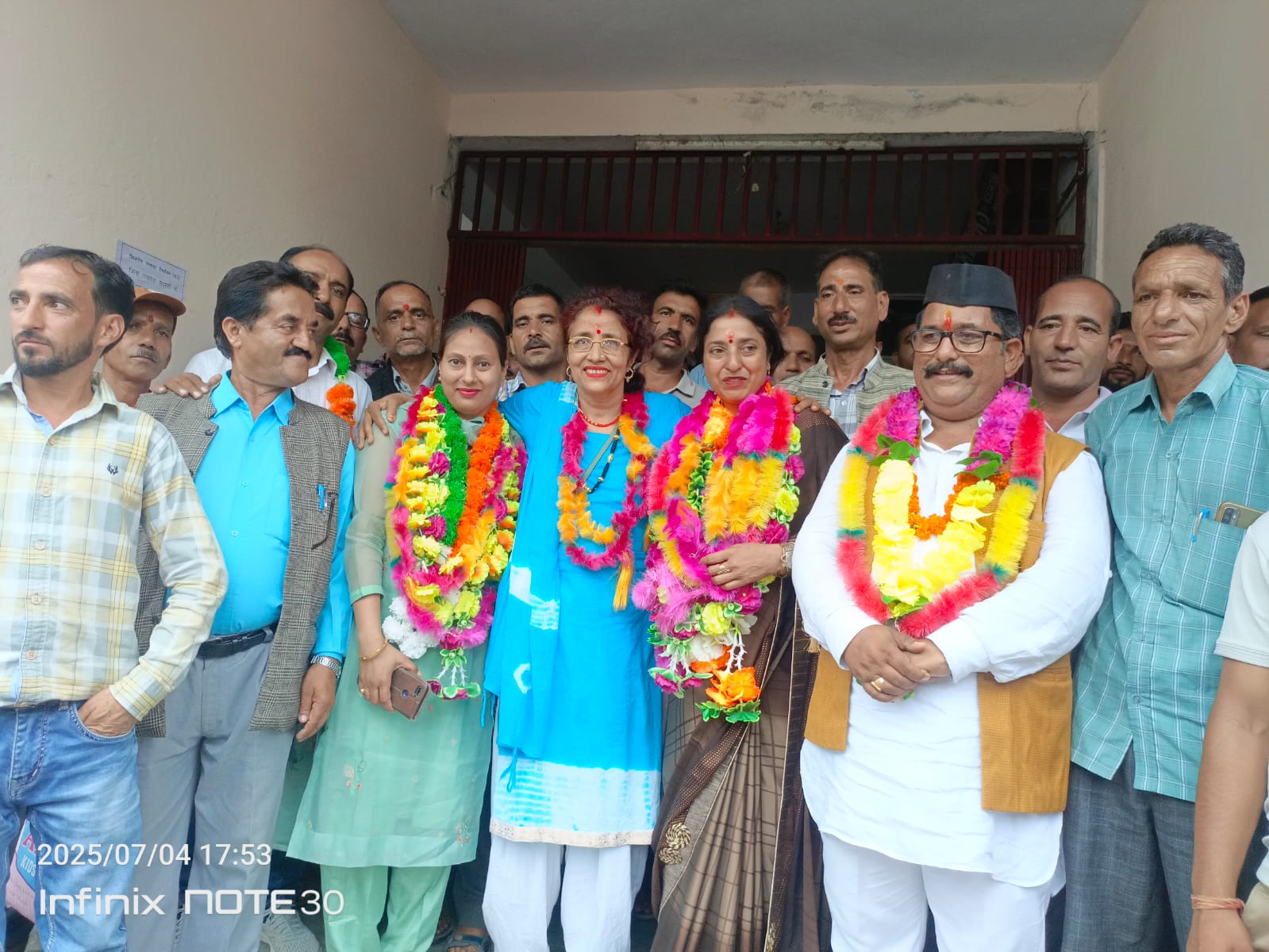जिला पंचायत की प्रत्याशी  नेहा थपलियाल नें किया नामांकन ।