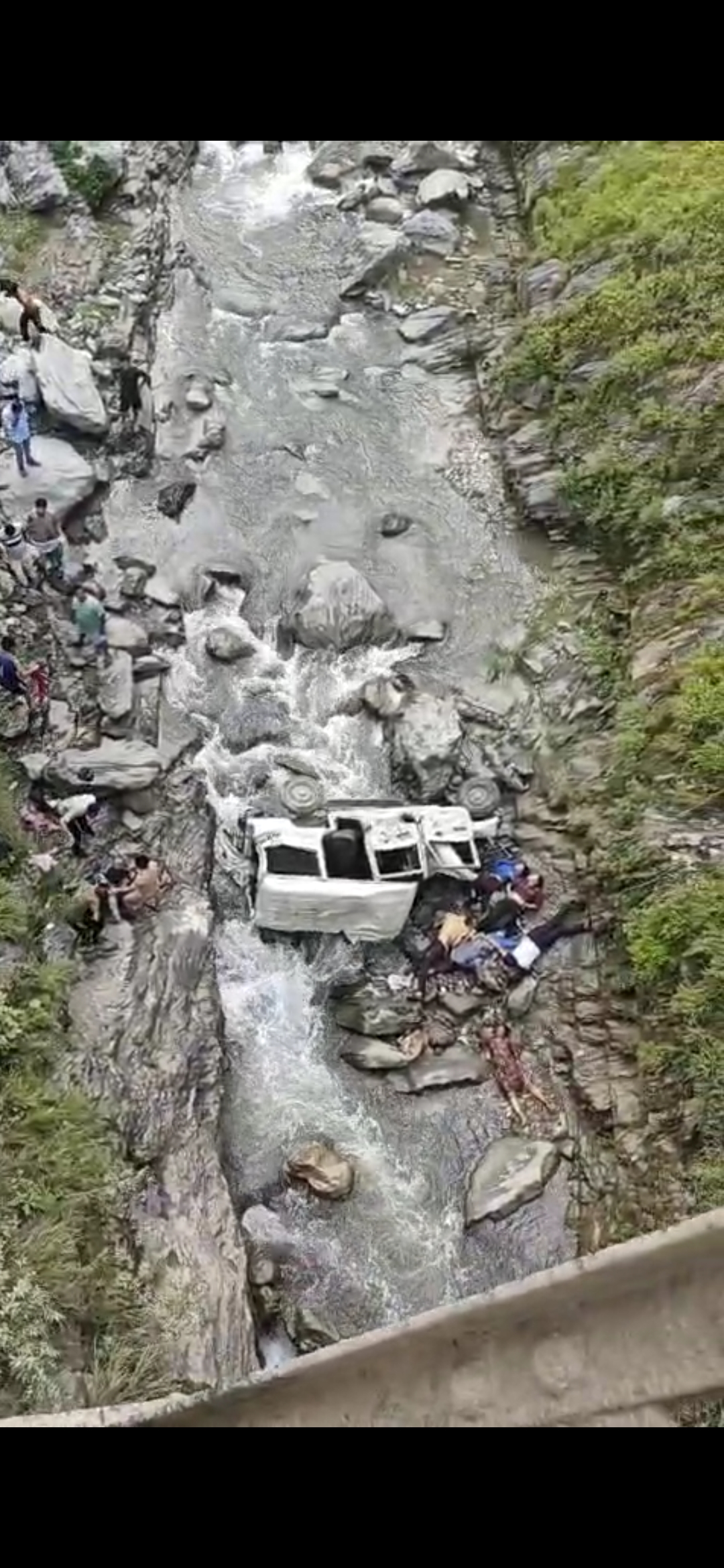 पिथौरागढ़ जिले के मुवानी में बड़ा सड़क हादसा।  थल पिथौरागढ़ सड़क पर सवारियों से भरी मैक्स जीप नदी में गिरी