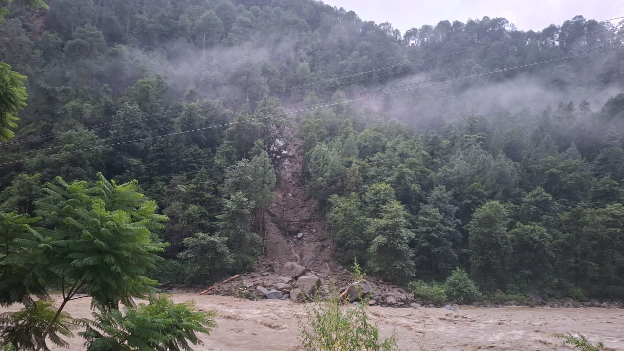 उत्तराखंड में मानसूनी बारिश का कहर जारी थराली में अतिवृष्टि से कई घरों में घुसा मलवा  थराली। उत्तराखंड में मानसूनी बारिश का कहर