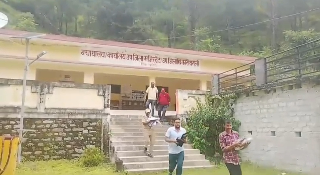 उप जिला अधिकारी कार्यालय के पीछे हुआ लैंडस्लाइड उप जिला अधिकारी दस्तावेजों को बचाते हुए भागते नजर आए