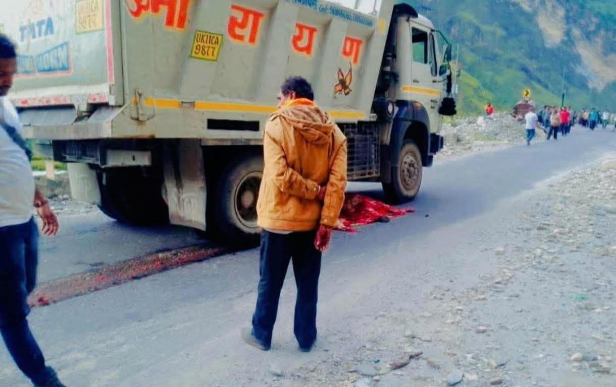 स्कूटी सवार महिला की ट्रक के नीचे आने से मौत एक घायल