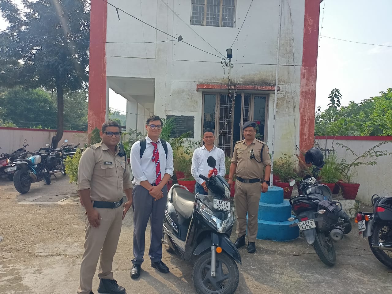 खोई स्कूटी वापस मिल खुश हुए वाहन स्वामी पुलिस का किया धन्यवाद