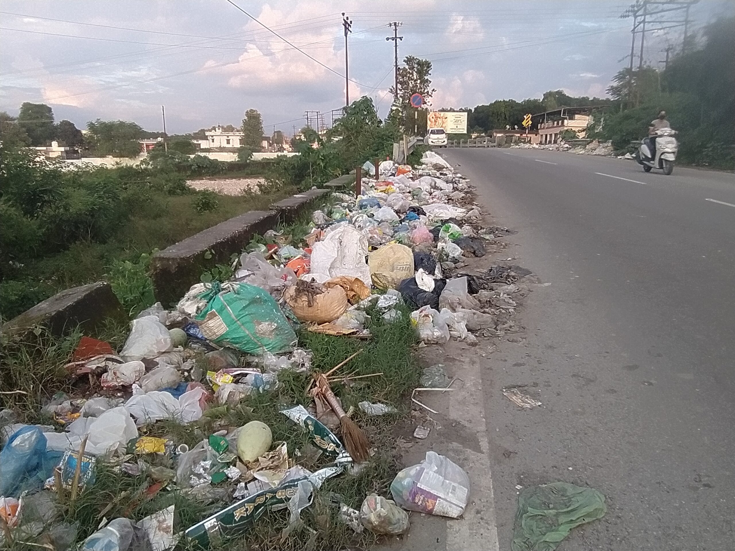 गणेशपुर सड़क के पास कूड़े का ढेर बना आमजन के लिये मुसीबत