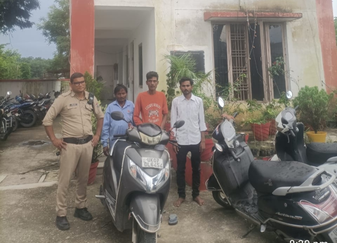 पुलिस ने तत्परता दिखाकर खोई स्कूटी ढूंढ़कर वाहन स्वामी क़ो लौटाई